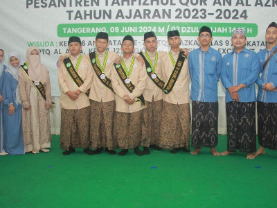 Foto Bersama Santri Lulusan SMATQ