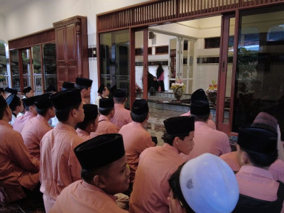 Ziarah Makam KH Arwani Amin